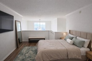 Iron/ironing board, WiFi, bed sheets - Luxury Venice Beach Loft , 3BR Walk to Beach + Pool + Gym (Los Angeles)