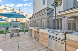 Outdoor dining - Luxury Venice Beach Loft , 3BR Walk to Beach + Pool + Gym (Los Angeles)