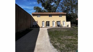 Un bâtiment doté d’un toit plat, d’une porte et d’une fenêtre.