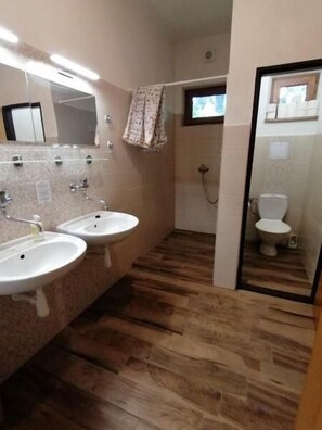 Familjerum - balkong - sjöutsikt | Badrum