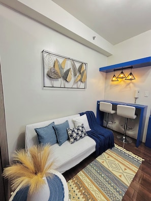 Living area - YOUR SANTORINI SANCTUARY AT THE HEART OF MAKATI (Makati)