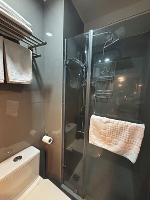 Een douche, een haardroger, een bidet, handdoeken