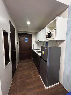 Private kitchen - YOUR SANTORINI SANCTUARY AT THE HEART OF MAKATI (Makati)