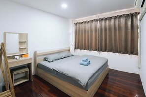 Room - Cozy Townhome with Local Vibes (Tambon Khuan Lang)