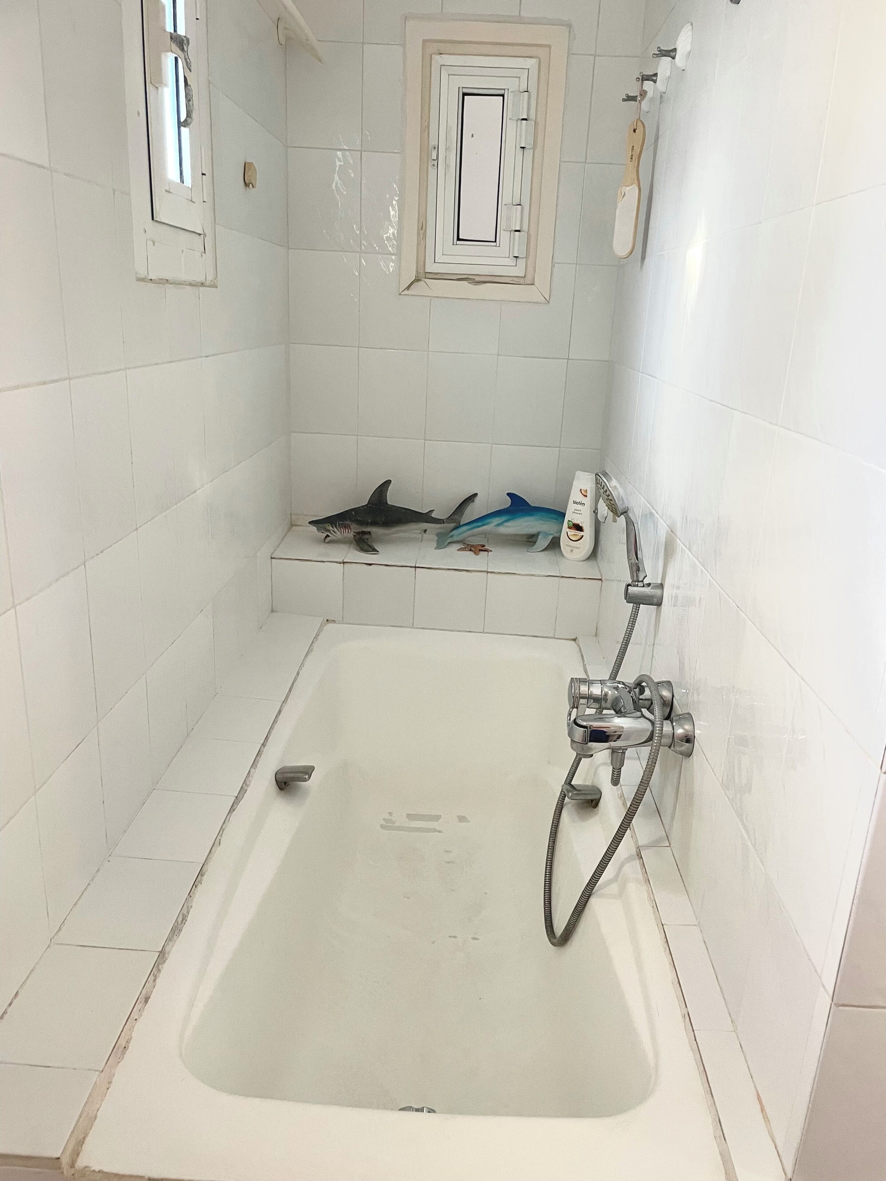 Een haardroger, handdoeken, zeep, toiletpapier