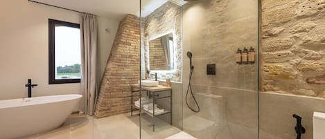 Chambre Premium Double ou avec lits jumeaux, patio, vue montagne | Salle de bain