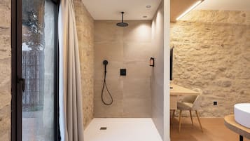 Sviitti, patio, näköala puutarhaan | Kylpyhuone