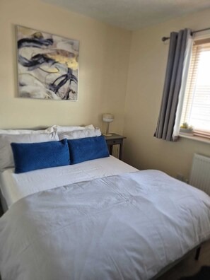 Iron/ironing board, WiFi, bed sheets - Cosy 2 Bedroom House Stevenage Old town Close to Train Station Sleeps 4-6 (Stevenage)