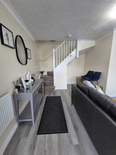 Cosy 2 Bedroom House Stevenage Old town Close to Train Station Sleeps 4-6