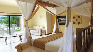 Una cama con dosel y cuatro columnas con vistas a una palmera y una piscina.