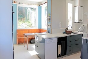 Private kitchen - Villa Les Ondes – Exceptional Sea View - Prime Location in Normandy (Saint-Pair-sur-Mer)