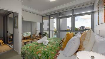 Departamento Deluxe, vista al río | Ropa de cama de alta calidad y cortinas blackout