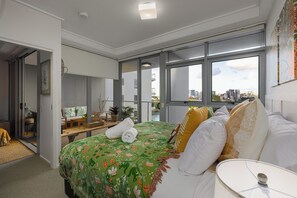 デラックス アパートメント リバービュー | 高級寝具、遮光カーテン、アイロン / アイロン台、旅行用ベビーベッド