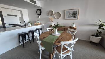 Deluxe Apartment, River View | Dining