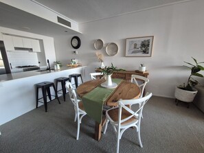 Deluxe Apartment, River View | Dining - Tropical City Escape (Brisbane)