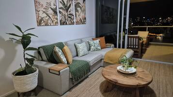 Deluxe Apartment, River View | Living area