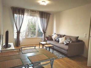Living area - Créteil, comfortable apartment 700m from the metro. Private parking lot (Créteil)
