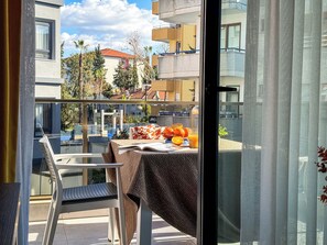 Outdoor dining - Qoople Elite 2 City 13 apartment in Alanya, Turkey (Alanya)