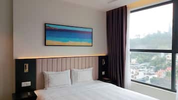 Luxury Apartment, 2 Bedrooms, Balcony | Desk, free WiFi