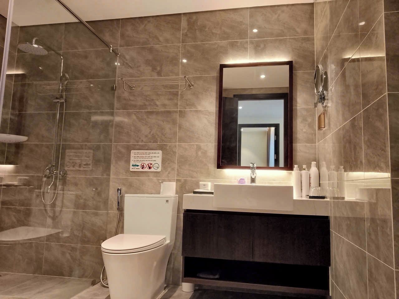 Luxury Apartment, 1 King Bed, Balcony, City View | Bathroom | Shower, hair dryer, towels, soap