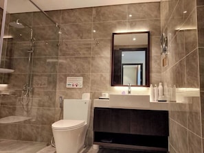 Luxury Apartment, 1 King Bed, Balcony, City View | Bathroom