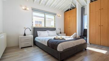 Hus Comfort - 4 sovrum - privat pool - utsikt mot staden