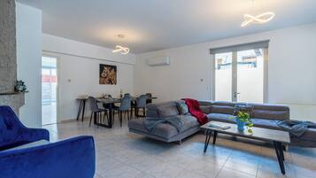 Hus Comfort - 4 sovrum - privat pool - utsikt mot staden | Vardagsrum