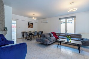 Comfort-Haus, 4 Schlafzimmer, eigener Pool, Stadtblick | Wohnzimmer