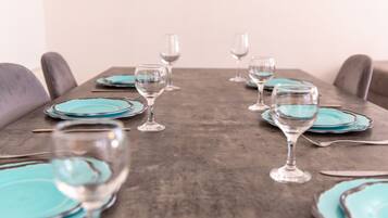Comfort House, 4 Bedrooms, Private Pool, City View | Dining room
