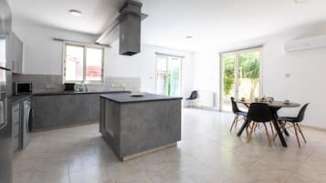 Comfort House, 4 Bedrooms, Private Pool, City View | Private kitchen | Full-sized fridge, microwave, oven, stovetop