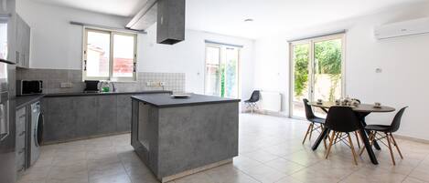 Comfort House, 4 Bedrooms, Private Pool, City View | Private kitchen | Coffee/tea maker, full-size fridge, microwave, oven