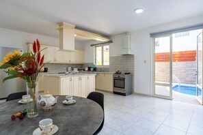 Maison Confort, 4 chambres, piscine privée, vue sur la ville | Cuisine privée | Réfrigérateur grande capacité avec congélateur, four à micro-ondes