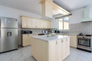 Maison Confort, 4 chambres, piscine privée, vue ville | Cuisine privée