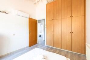 Comfort House, 4 Bedrooms, Private Pool, City View | Egyptian cotton sheets, premium bedding, individually decorated - Gaia's Residence & Private Pool in Larnaca (Larnaca)
