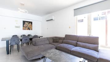 Comfort House, 4 Bedrooms, Private Pool, City View | Living room | Smart TV, fireplace, Netflix, streaming services