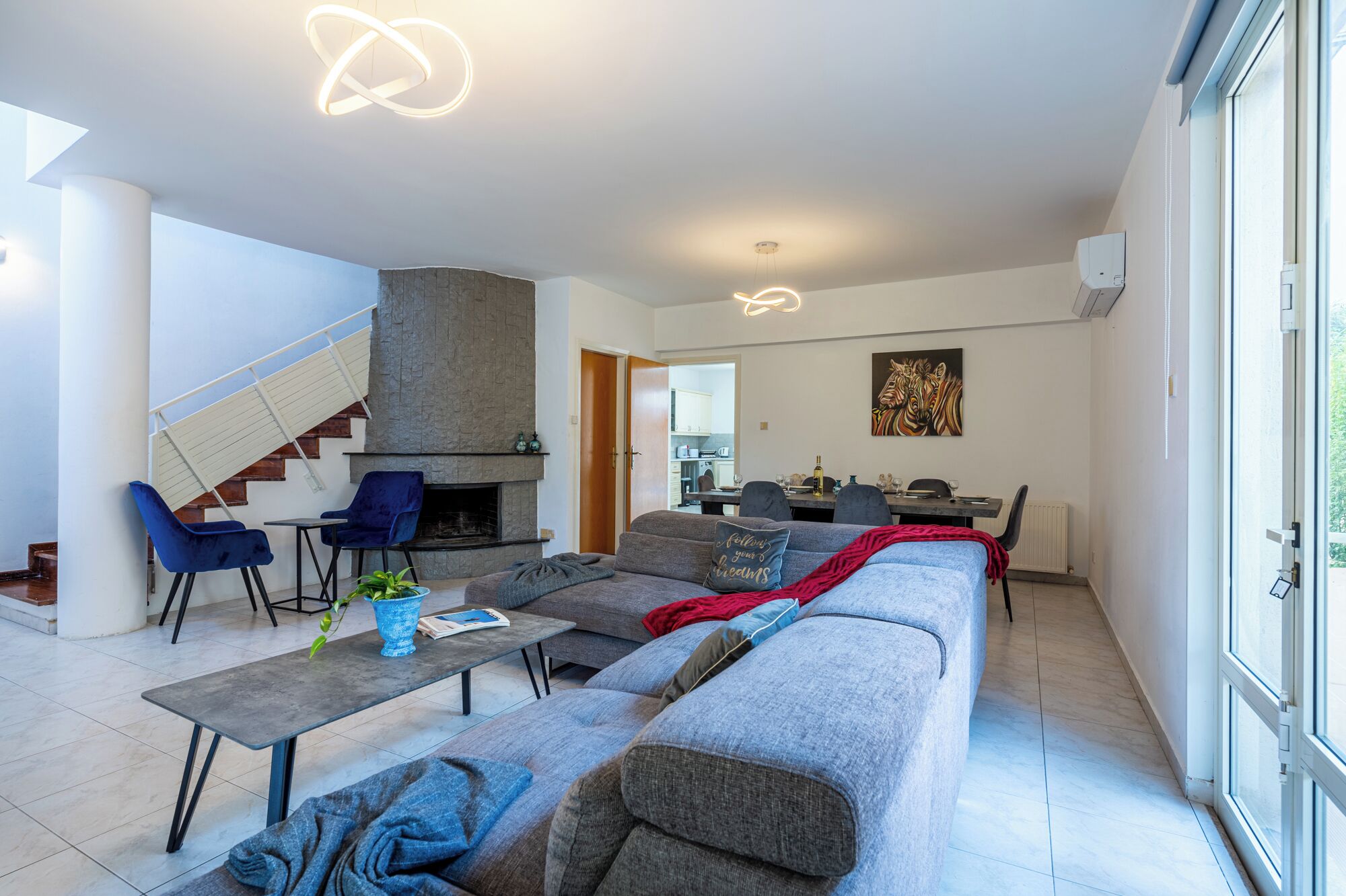 Comfort-Haus, 4 Schlafzimmer, eigener Pool, Stadtblick | Wohnzimmer