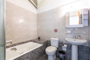 Comfort House, 4 Bedrooms, Private Pool, City View | Bathroom | Rainfall showerhead, free toiletries, hair dryer, towels - Gaia's Residence & Private Pool in Larnaca (Larnaca)