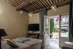 Tabla de planchar con plancha, wifi, ropa de cama
