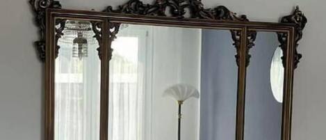 Tabla de planchar con plancha, wifi y ropa de cama