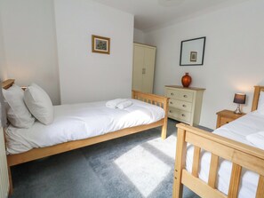 2 bedrooms, individually decorated, individually furnished, free WiFi - NO 10 (Portland)