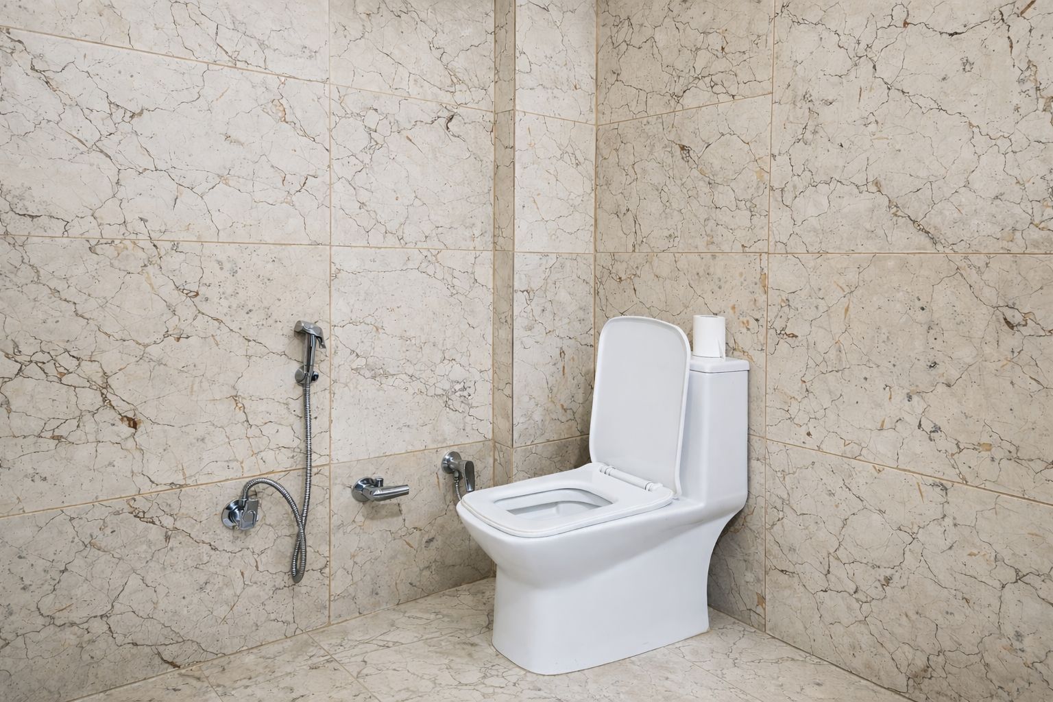 Ein Badezimmer mit Toilette, Dusche und Marmorwänden.