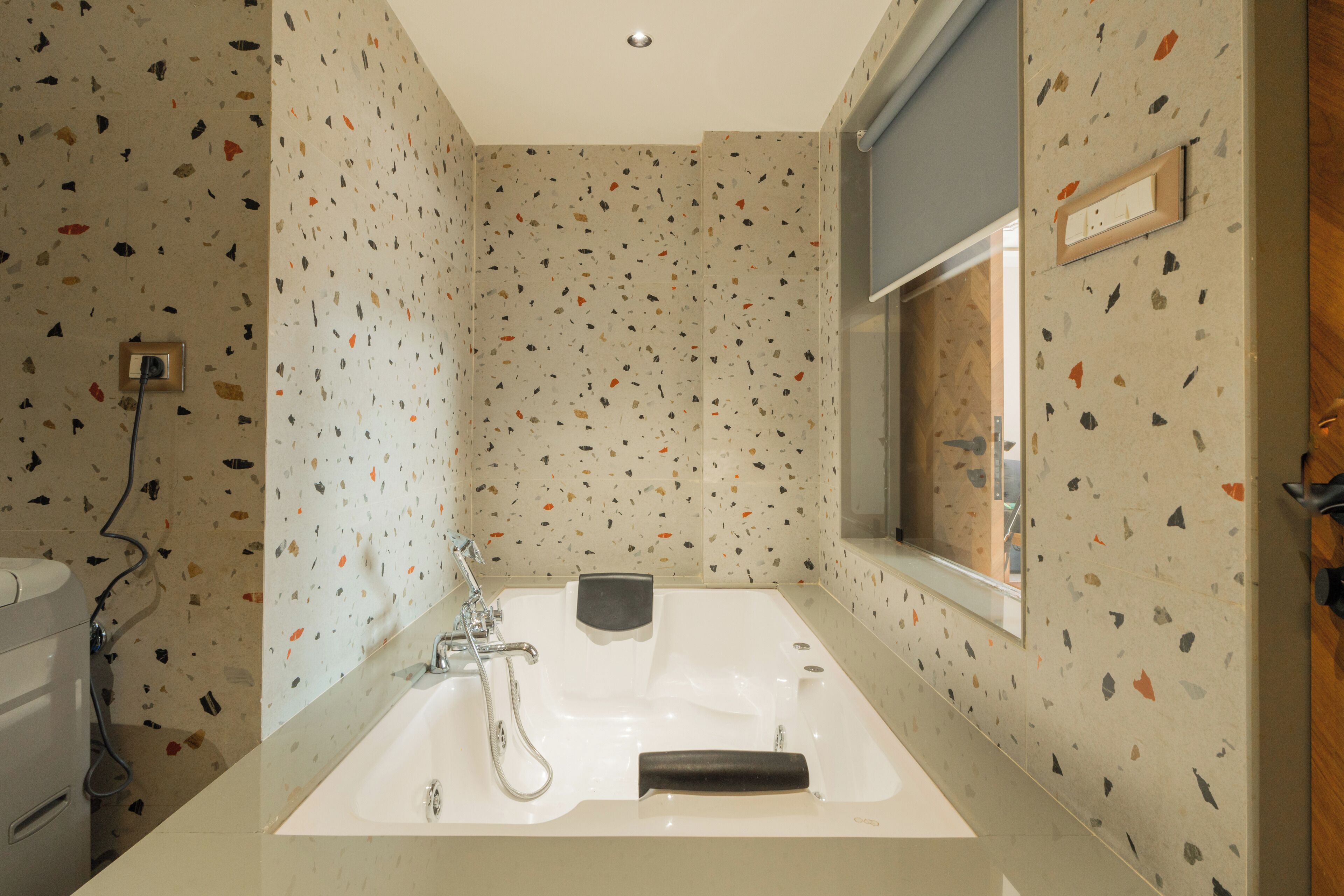 Un baño con una bañera independiente, ducha y ventana.