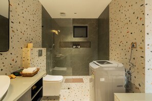 Deluxe-Villa, Balkon, Stadtblick | Badezimmer | Hausschuhe