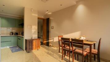 Deluxe Villa, Balcony, City View | Dining