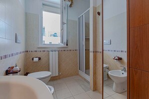 Douche, bidet, serviettes fournies, papier toilette