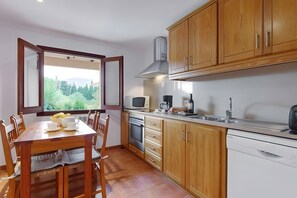 Fridge, microwave, oven, stovetop - Villa Magdalena with Private Pool & Wi-Fi (Illes Balears)