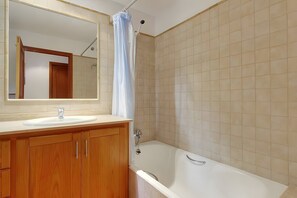 Shower, hair dryer, towels - Villa Magdalena with Private Pool & Wi-Fi (Illes Balears)