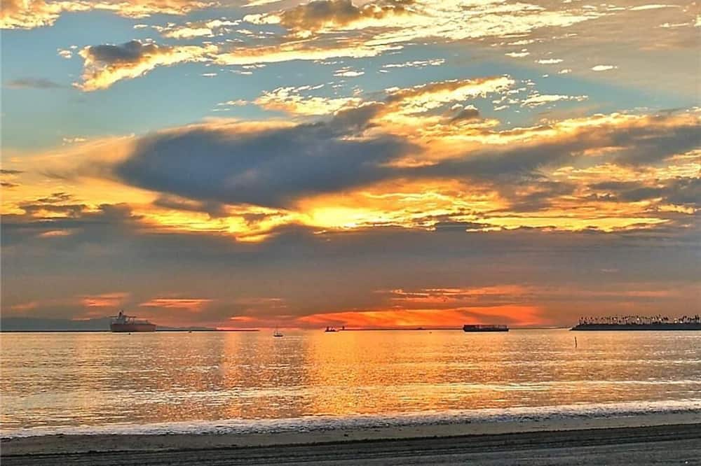 Walk to Beach, Tropical Patio, World Cup, Sleeps 5 - Surfside Beach, CA