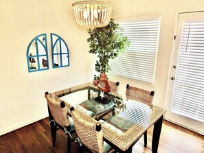 Resortwoning, meerdere bedden, patio, uitzicht op tuin (Heart of Naples) | Dineren