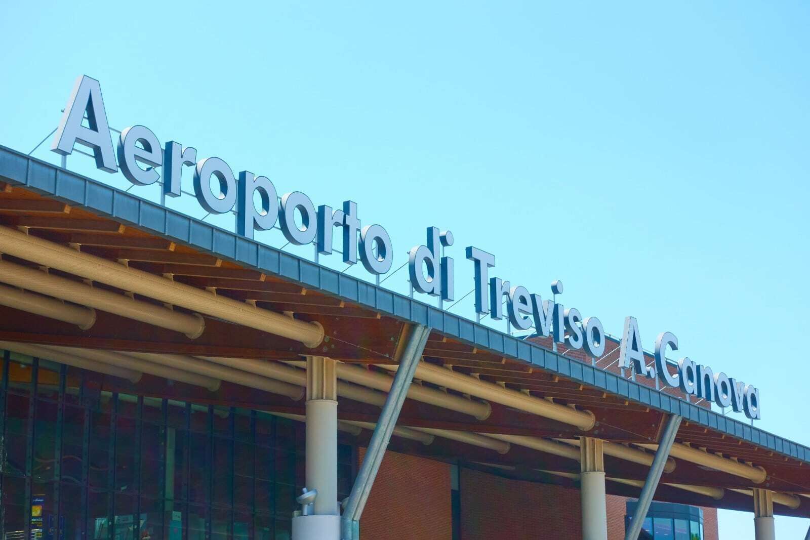 Das äußere Erscheinungsbild des Aeroporto di Treviso A. Canovate mit moderner Architektur und deutlicher Beschilderung.